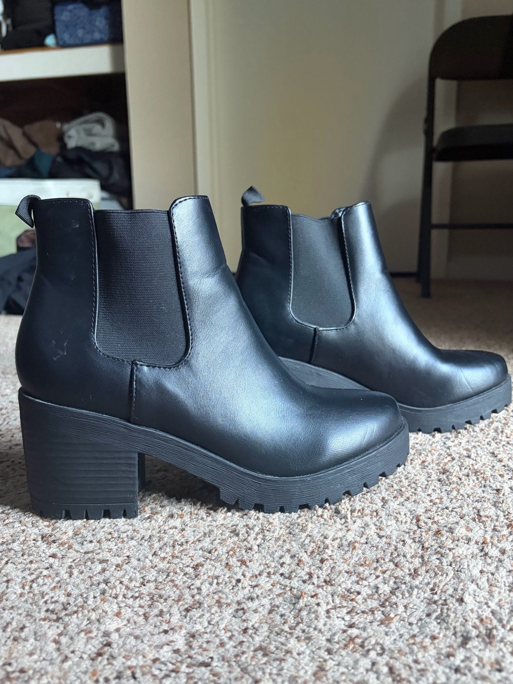 Womens Black Chelsea Lug Heel Boot